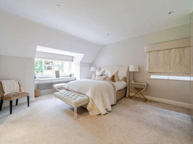 5 bed house for sale