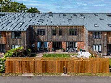 5 bed house for sale