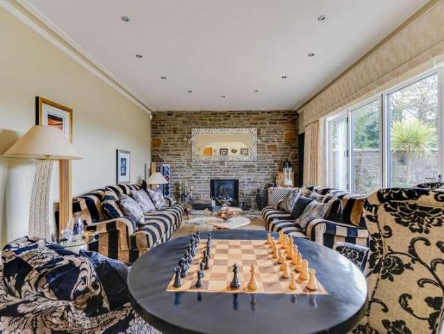 5 bed house for sale