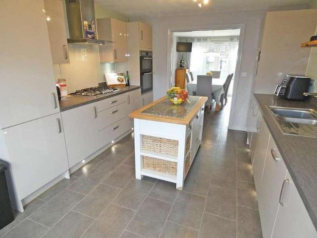 5 bed house for sale