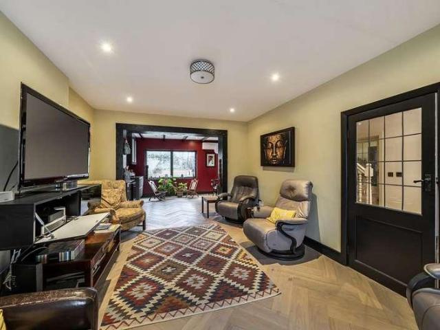 5 bed house for sale