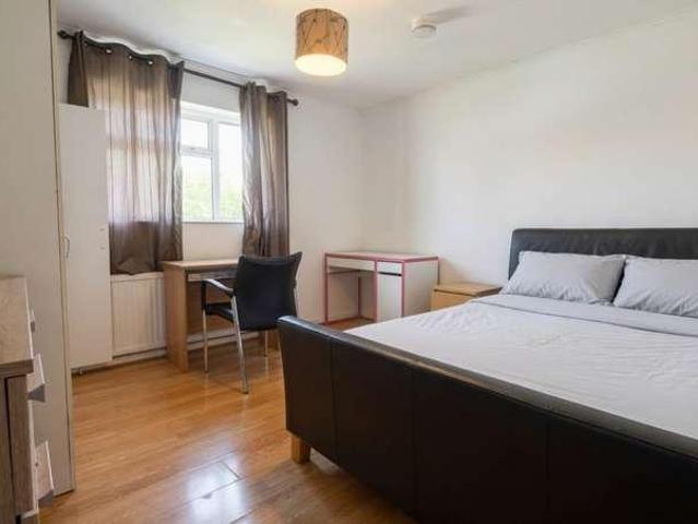 5 bed house for sale