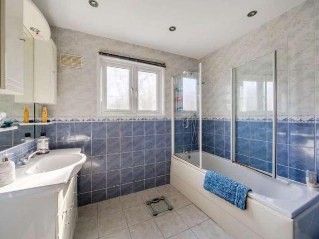 5 bed house for sale