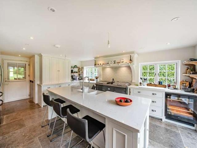 5 bed house for sale
