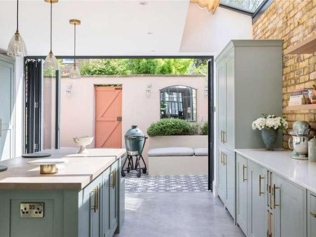 5 bed house for sale