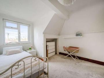 5 bed house for sale