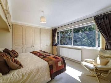 5 bed house for sale