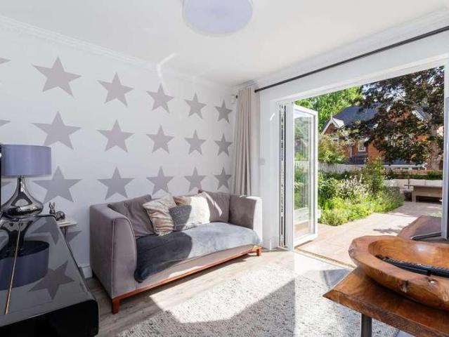 5 bed house for sale