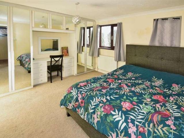 5 bed house for sale