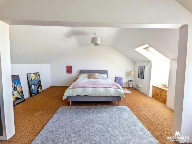 5 bed house for sale