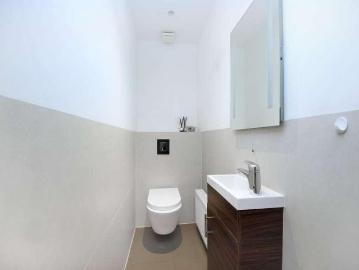 5 bed house for sale