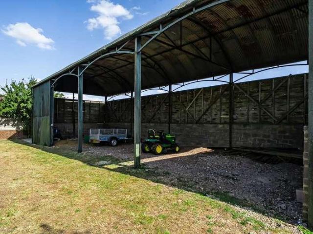 5 bed house for sale