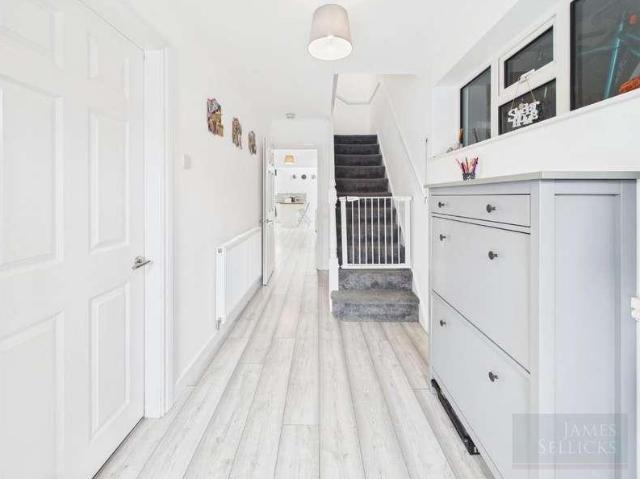 5 bed house for sale
