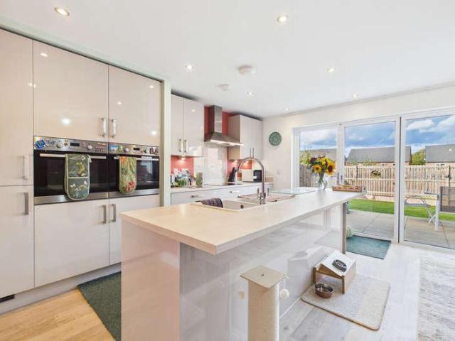 5 bed house for sale