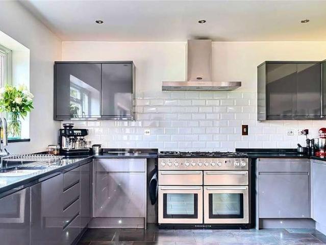 5 bed house for sale