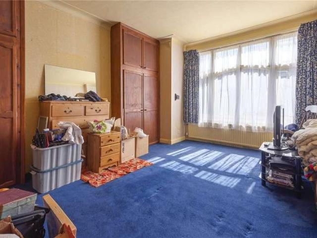5 bed house for sale