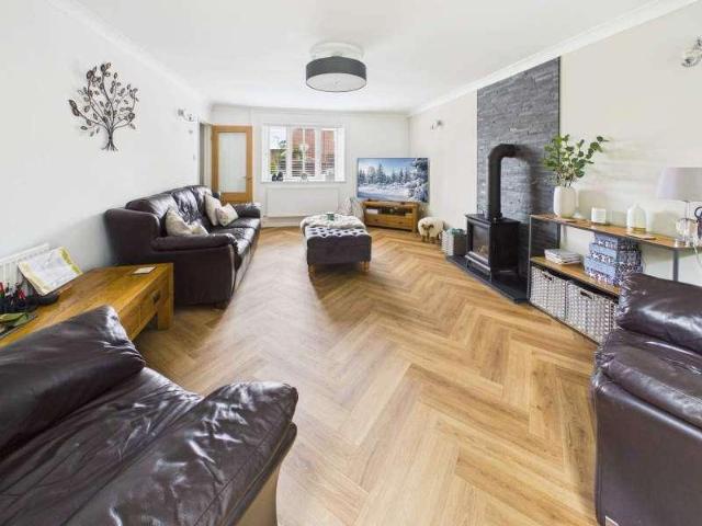 5 bed house for sale