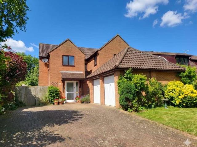 5 bed house for sale
