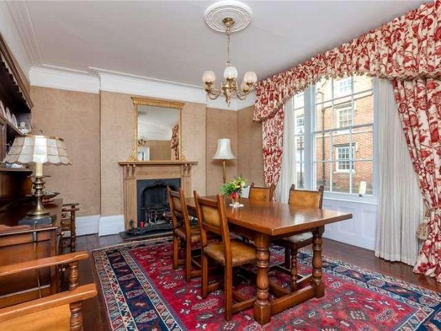 5 bed house for sale