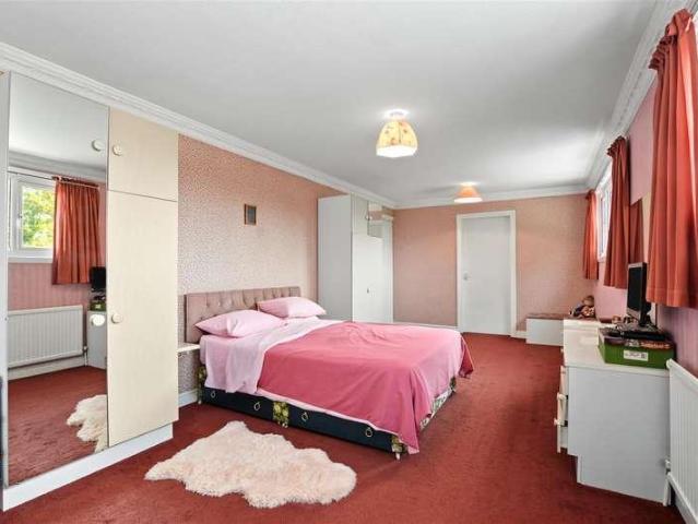 5 bed house for sale