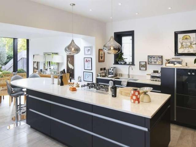 5 bed house for sale