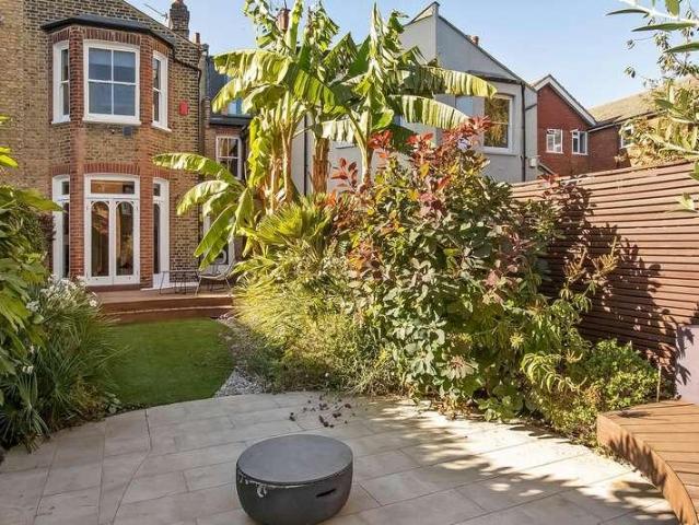 5 bed house for sale