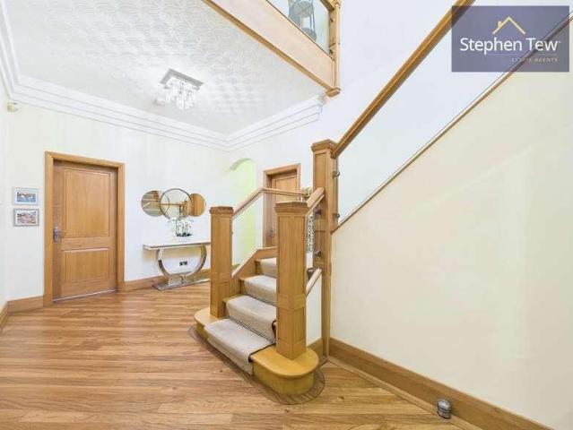5 bed house for sale