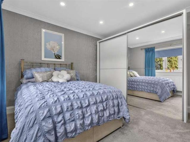 5 bed house for sale