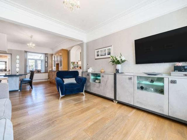 5 bed house for sale