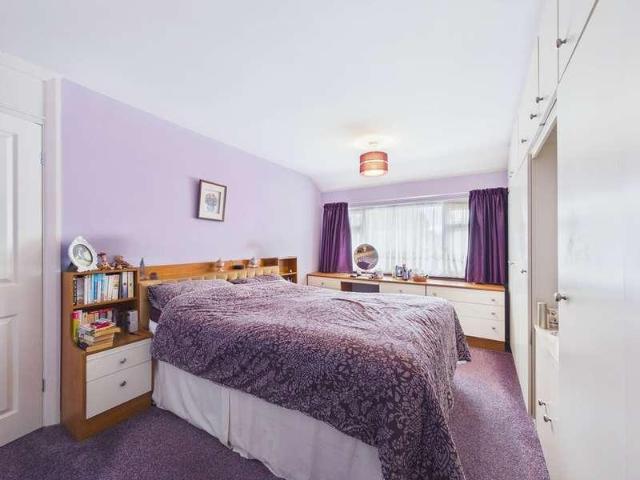5 bed house for sale