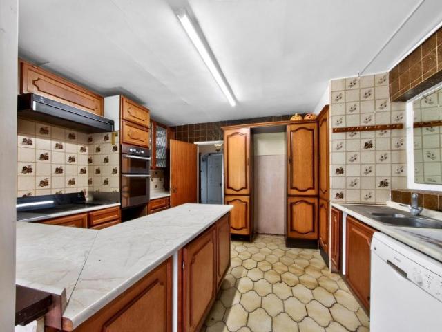 5 bed house for sale