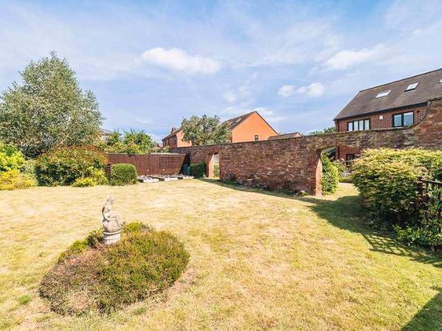 5 bed house for sale
