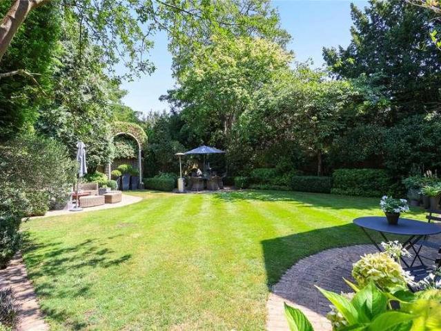 5 bed house for sale