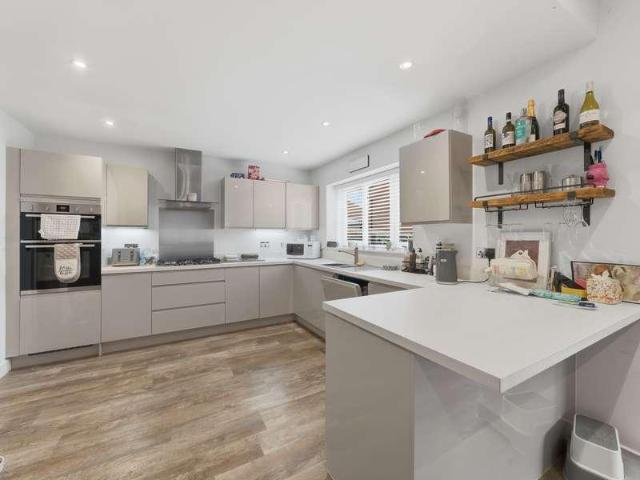 5 bed house for sale