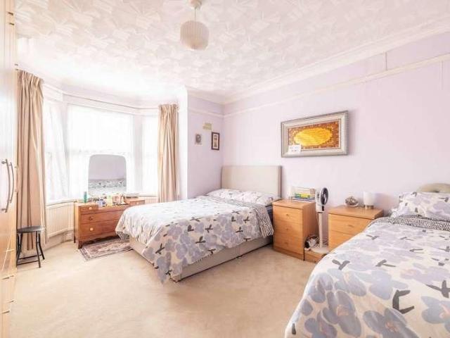 5 bed house for sale