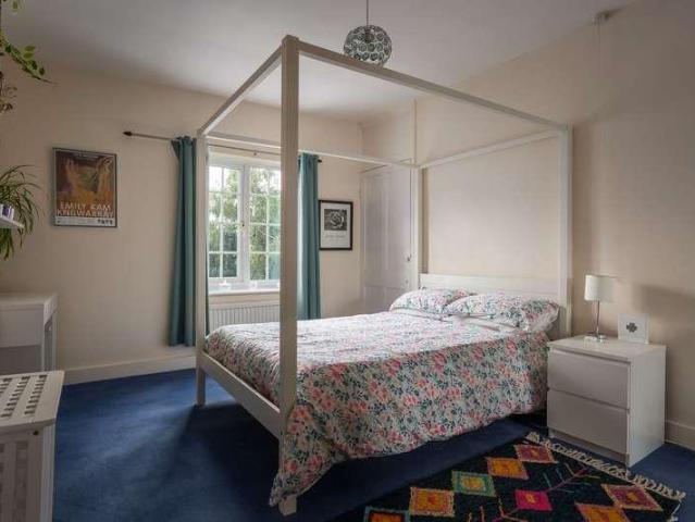 5 bed house for sale