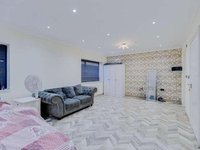 5 bed house for sale