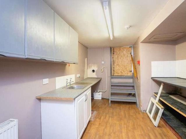 5 bed house for sale