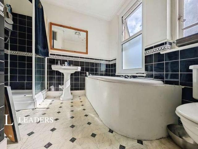 5 bed house for sale