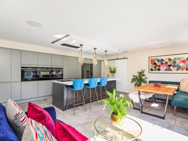 5 bed house for sale