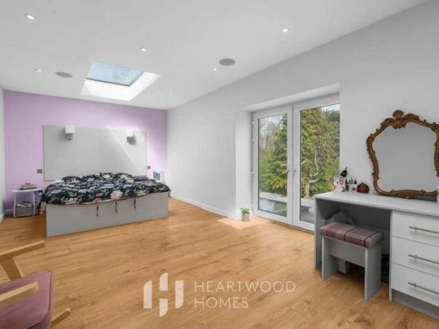 5 bed house for sale