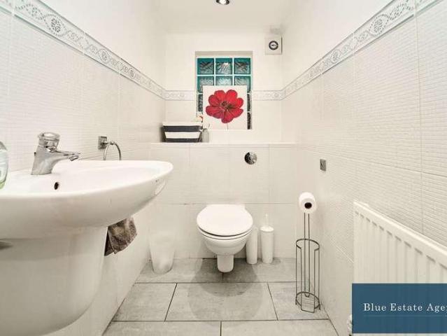 5 bed house for sale