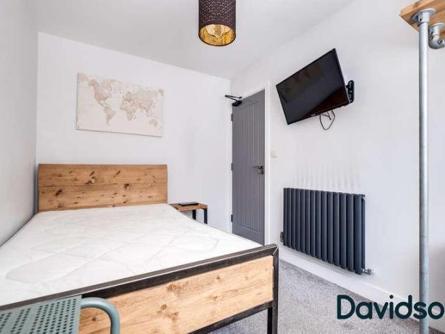 5 bed house for sale