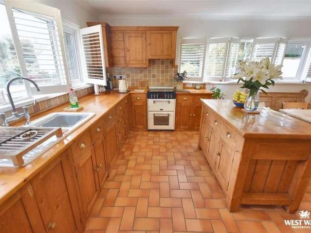 5 bed house for sale