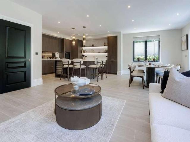 5 bed house for sale