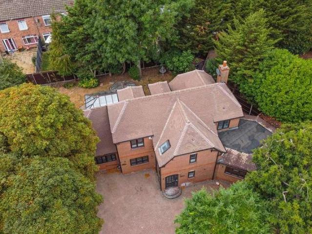 5 bed house for sale