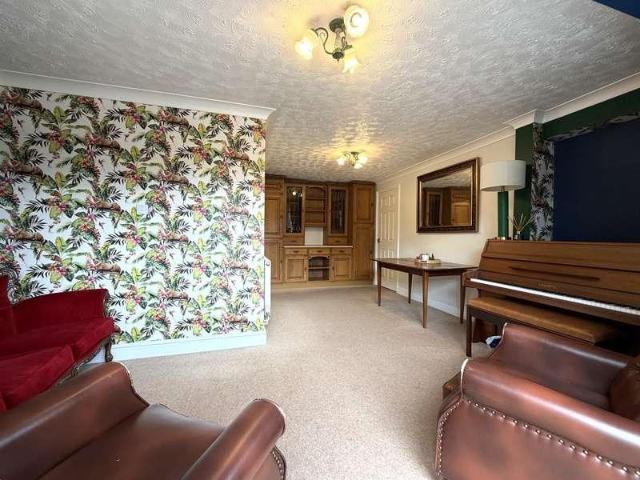 5 bed house for sale