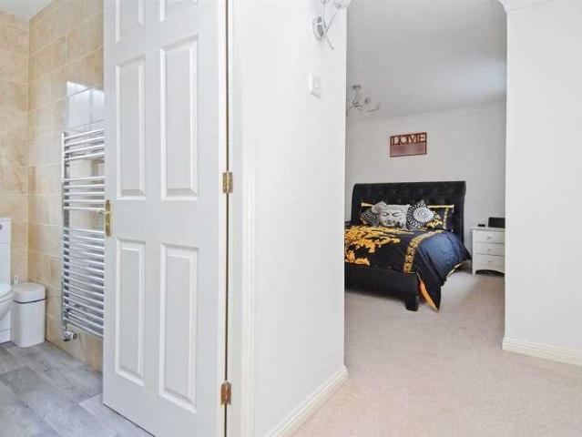 5 bed house for sale