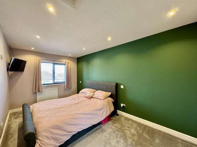 5 bed house for sale