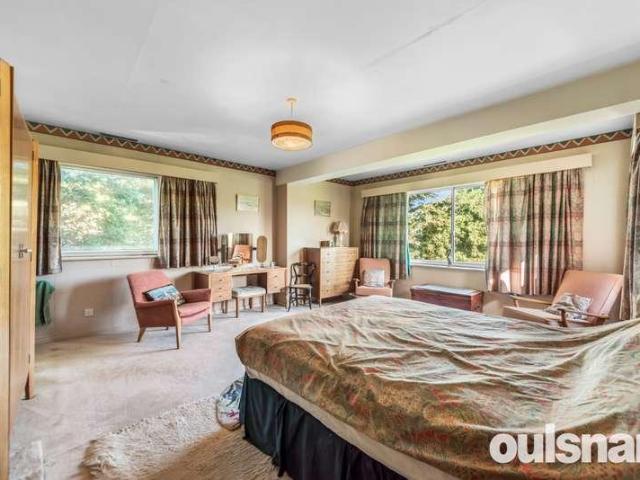 5 bed house for sale